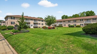 West End Village at Bethlehem in Bethlehem, PA - Foto de edificio - Building Photo