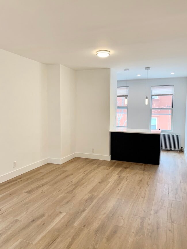 1682 George St, Unit George Apt 1 in Ridgewood, NY - Foto de edificio - Building Photo