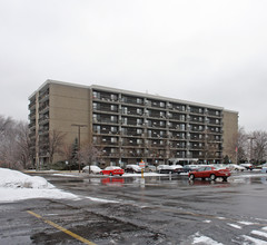 Center Towers in Akron, OH - Building Photo - Building Photo