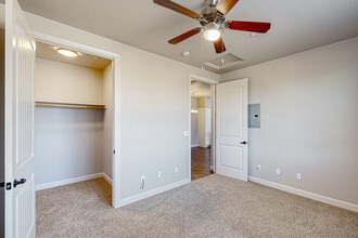 Montecito Apartment Homes in Visalia, CA - Foto de edificio - Building Photo
