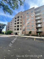 125 Lakeview Dr in Bloomingdale, IL - Building Photo