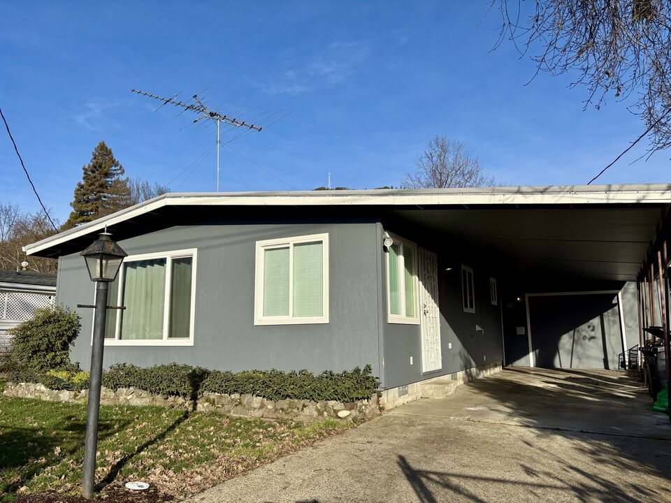 909 NE 11th St in Grants Pass, OR - Building Photo