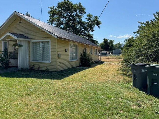 1008 Lake Ave in La Grande, OR - Building Photo - Building Photo