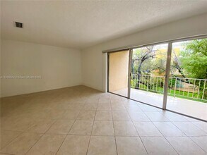 9371 Fontainebleau Blvd in Miami, FL - Building Photo - Building Photo