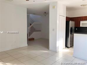 7337 NW 174th Ter, Unit 301 in Hialeah, FL - Foto de edificio - Building Photo