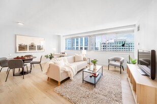 100 Montgomery St in Jersey City, NJ - Building Photo