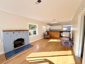 230 W H St in Encinitas, CA - Building Photo