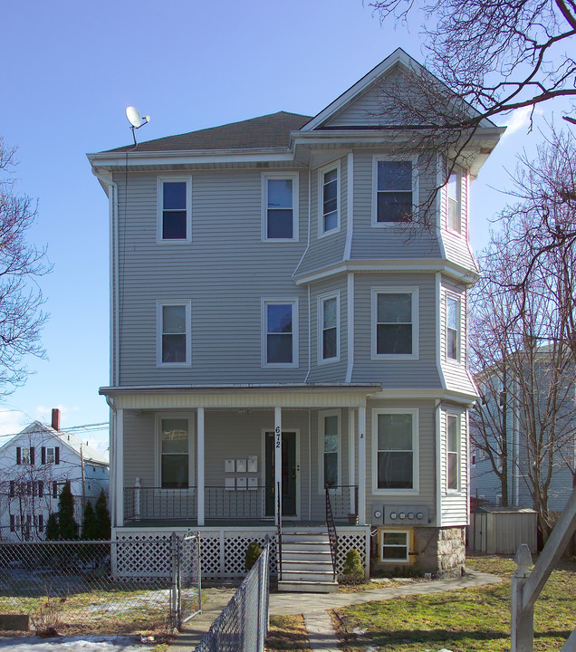 672 2nd St in Fall River, MA - Building Photo