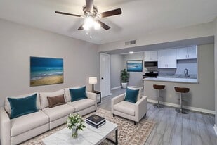 5929 Queensloch Dr in Houston, TX - Building Photo