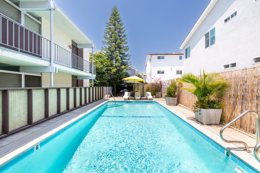 6847 Radford Ave. in North Hollywood, CA - Foto de edificio