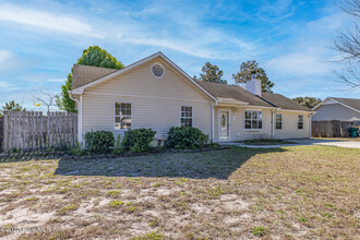 112 Dayrell Dr in Hubert, NC - Building Photo - Building Photo