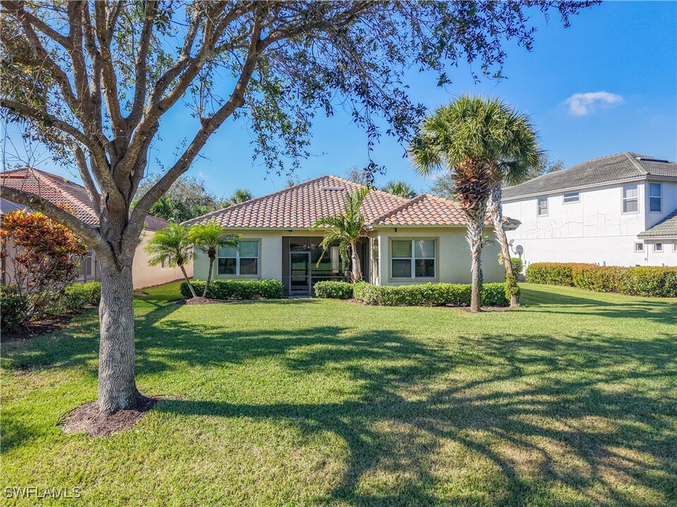 10357 Flat Stone Loop in Bonita Springs, FL - Building Photo