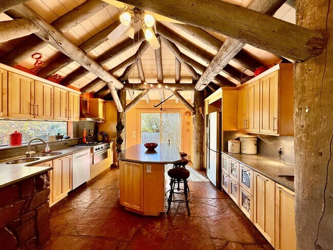 205 Rockledge Ct in Manitou Springs, CO - Building Photo - Building Photo