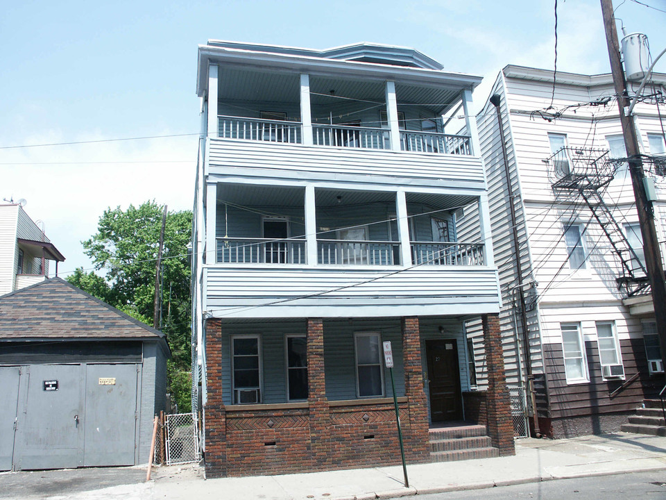 22 Brinkerhoff Pl in Passaic, NJ - Building Photo