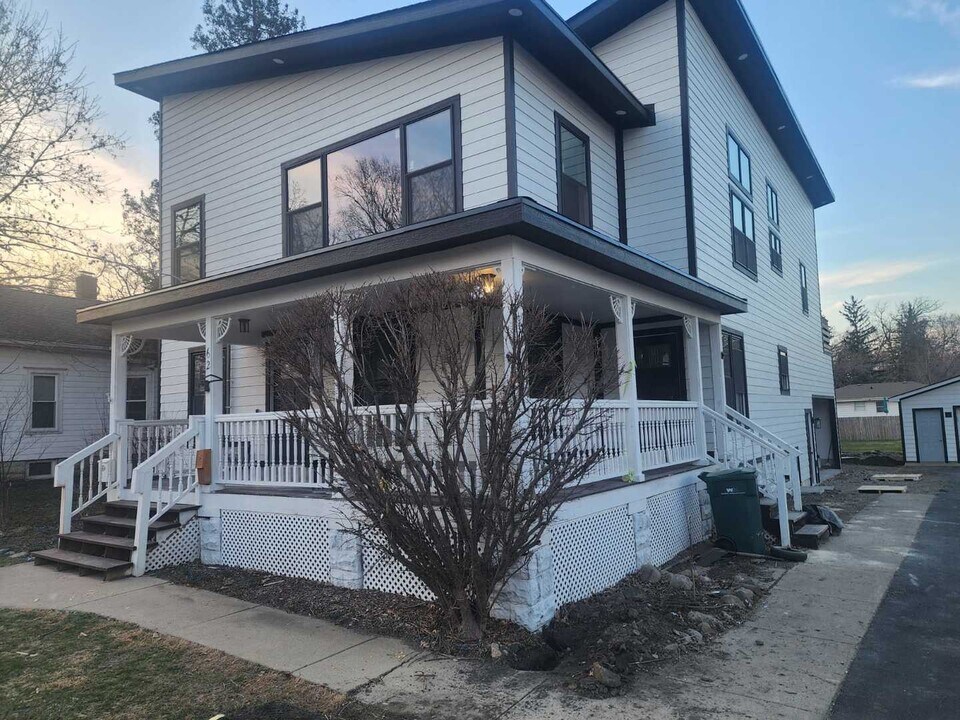 62 Pine St in Grayslake, IL - Building Photo