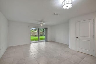 6851 Broadwater Ln in Greenacres, FL - Foto de edificio - Building Photo