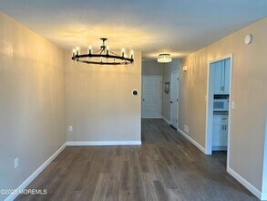 61 Lenape Trail in Tinton Falls, NJ - Foto de edificio - Building Photo