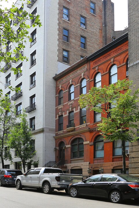 162 W 81st St in New York, NY - Building Photo