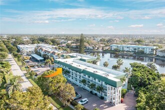 3030 Binnacle Dr in Naples, FL - Building Photo - Building Photo