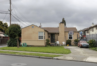 389 Meek Ave in Hayward, CA - Foto de edificio - Building Photo