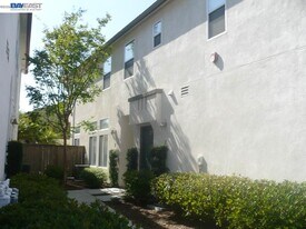 16861 Wren Haven Way in San Diego, CA - Building Photo