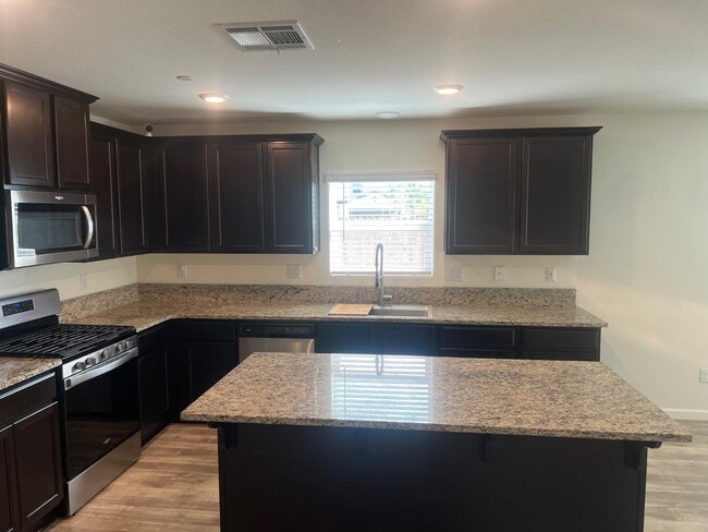 5545 W Saginaw Way in Fresno, CA - Building Photo - Building Photo