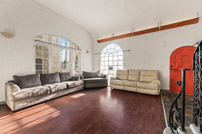 2814 Ellendale Pl in Los Angeles, CA - Building Photo - Building Photo