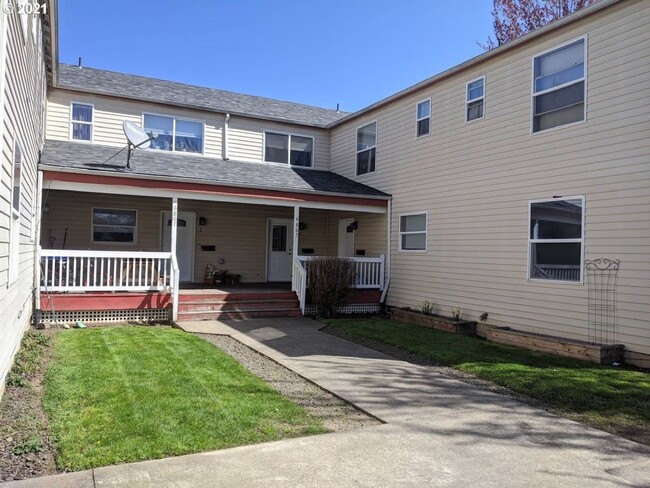 6867 N Fessenden St in Portland, OR - Foto de edificio - Building Photo
