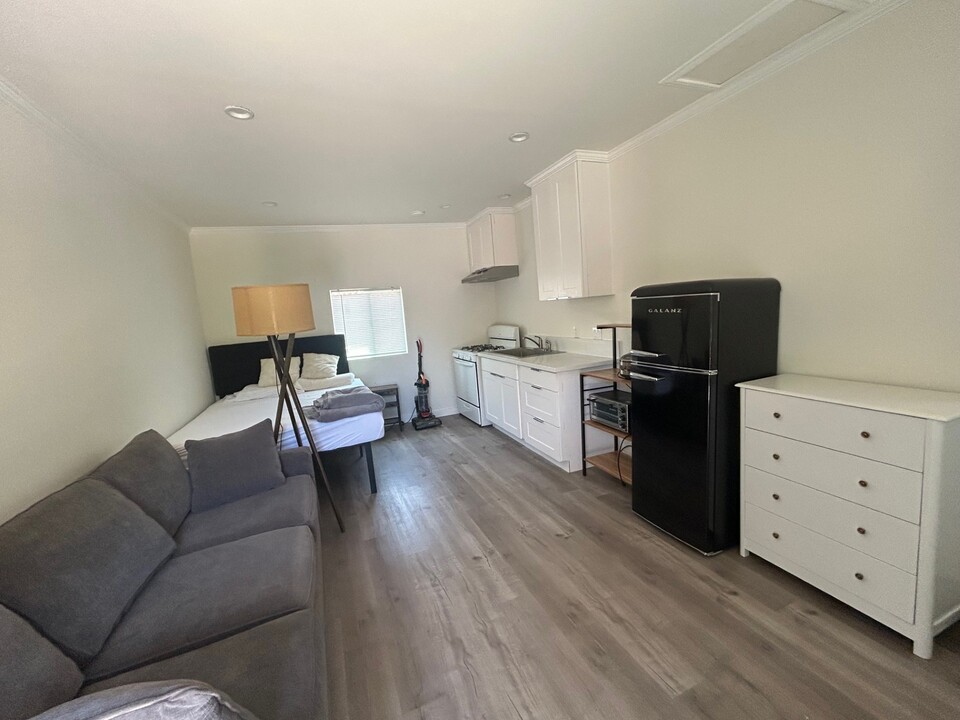 4826 Coolidge Ave, Unit #B in Culver City, CA - Building Photo