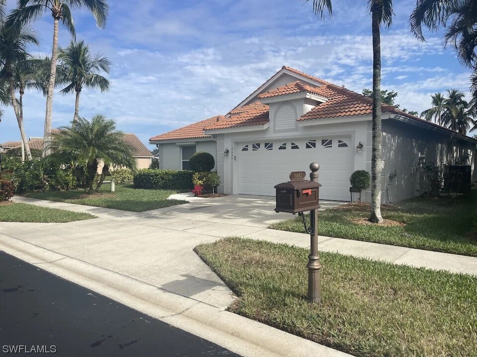 8452 Indian Wells Way in Naples, FL - Building Photo