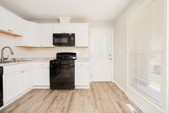 6 E Briarwood Dr in Streamwood, IL - Building Photo - Building Photo
