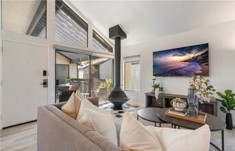 2528 W MacArthur Blvd in Santa Ana, CA - Building Photo - Building Photo