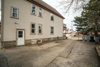5613 W Lloyd St, Unit 5615 - Upper in Milwaukee, WI - Building Photo - Building Photo