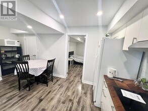 18 Fountain Ct in Richmond Hill, ON - Building Photo - Building Photo