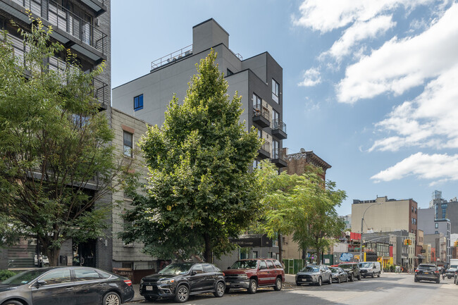 596 Metropolitan Ave in Brooklyn, NY - Building Photo - Building Photo