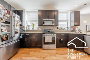 1806 W Grand Ave, Unit 2 in Chicago, IL - Building Photo