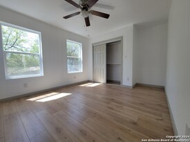 120 Henry St in San Antonio, TX - Building Photo