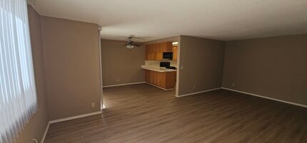 Jacaranda Apartments in Sherman Oaks, CA - Foto de edificio - Building Photo