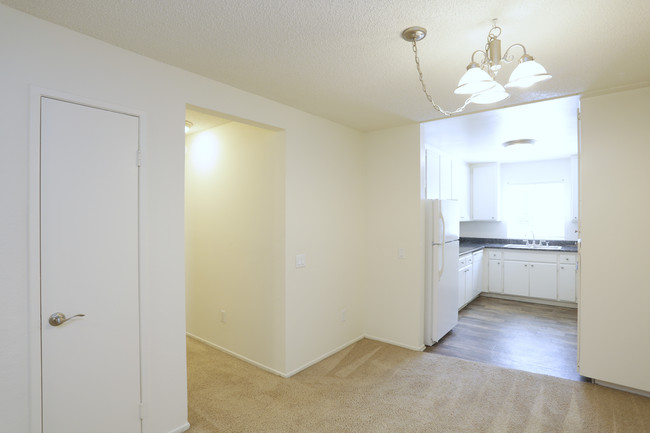 Elan Village North in Oceanside, CA - Building Photo - Interior Photo