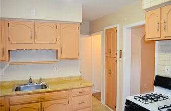 5703 18th Ave in Hyattsville, MD - Foto de edificio - Building Photo