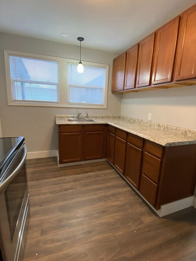8110 SE Raymond St in Portland, OR - Building Photo - Building Photo