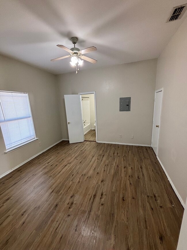 446 S Texas Ave in Mercedes, TX - Foto de edificio - Building Photo