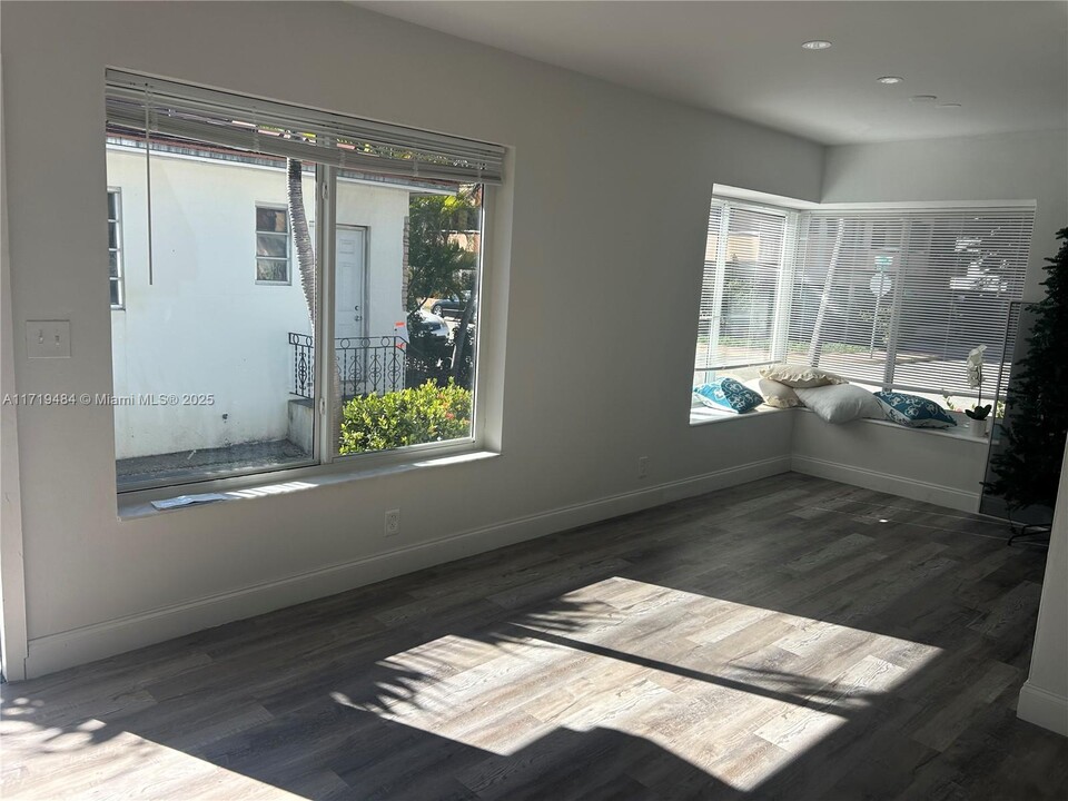 8201 Abbott Ave in Miami Beach, FL - Building Photo