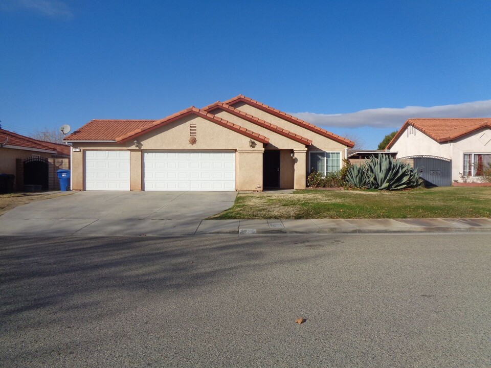 4027 E Ave R-6 in Palmdale, CA - Building Photo