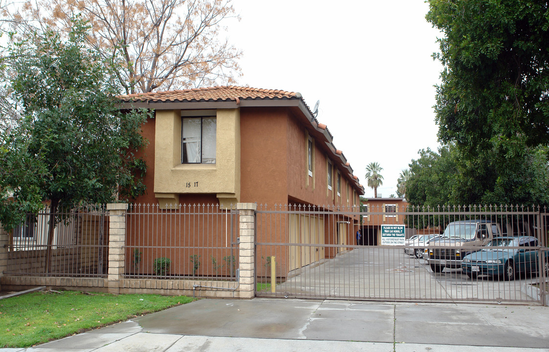 1517 N Lugo Ave in San Bernardino, CA - Foto de edificio