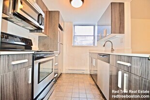 457 Centre St, Unit A in Newton, MA - Building Photo