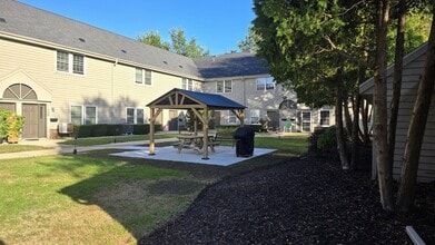 Homestead Court Townhomes in Thiensville, WI - Foto de edificio - Building Photo