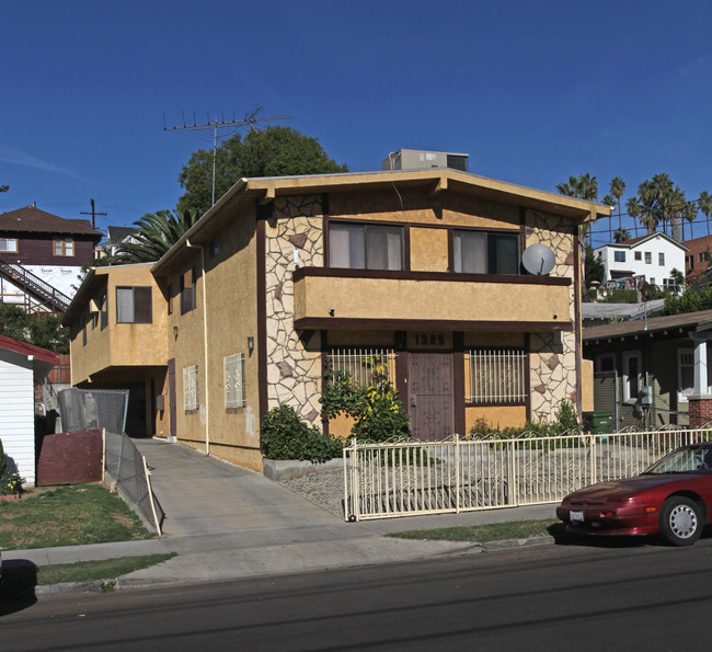 1325 Portia St in Los Angeles, CA - Foto de edificio - Building Photo