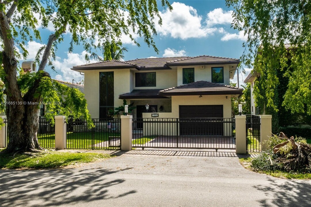 1206 Columbus Blvd in Coral Gables, FL - Foto de edificio