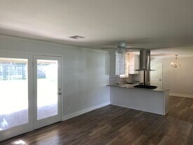 400 Corona Dr in Lafayette, LA - Building Photo